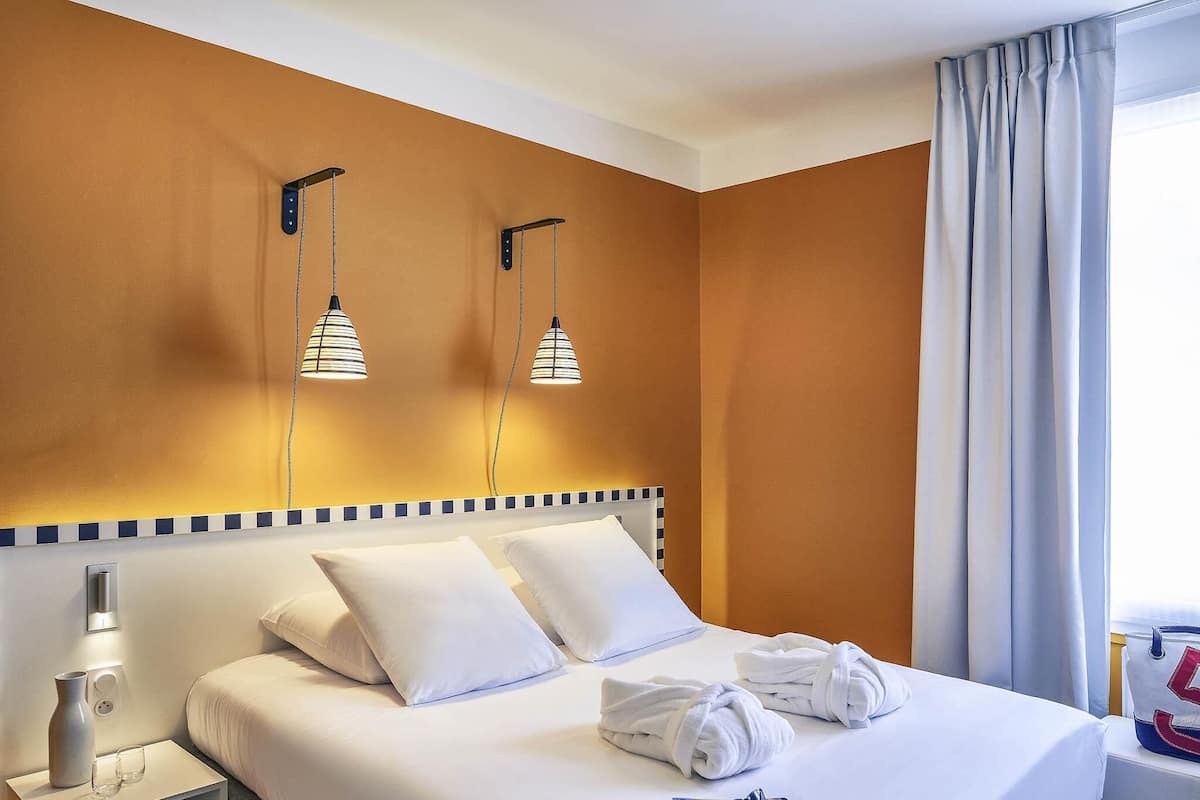 Classic-huone, 1 keskisuuri parisänky | Minibaari, tallelokero huoneessa, työpöytä, äänieristys