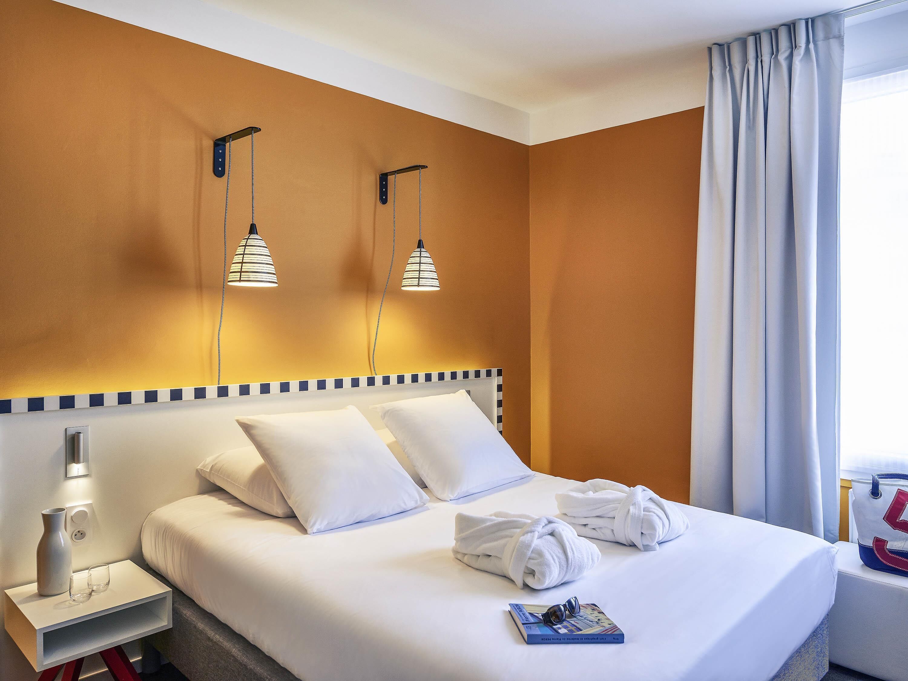 Classic Room, 1 Queen Bed | Minibar, in-room safe, desk, soundproofing