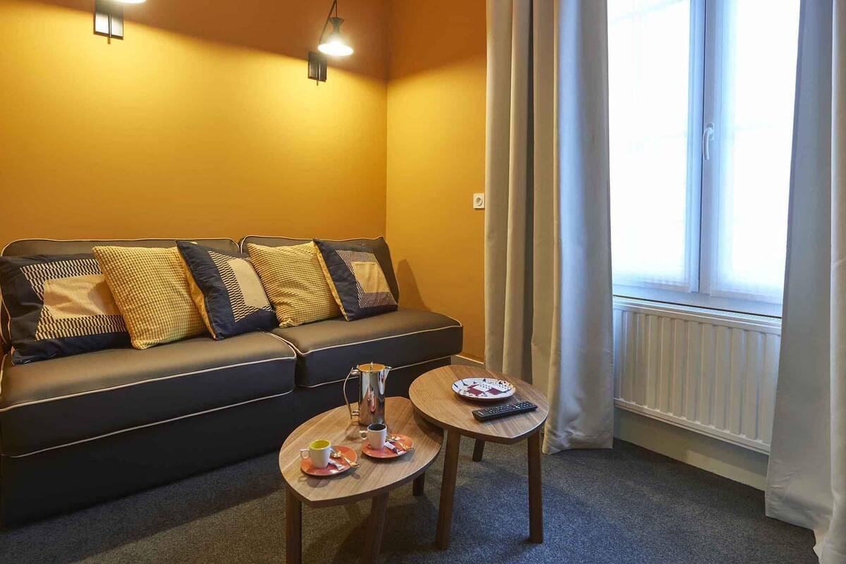 Suite júnior, 1 llit doble i sofà llit | Minibar, caixa forta a l'habitació i escriptori 