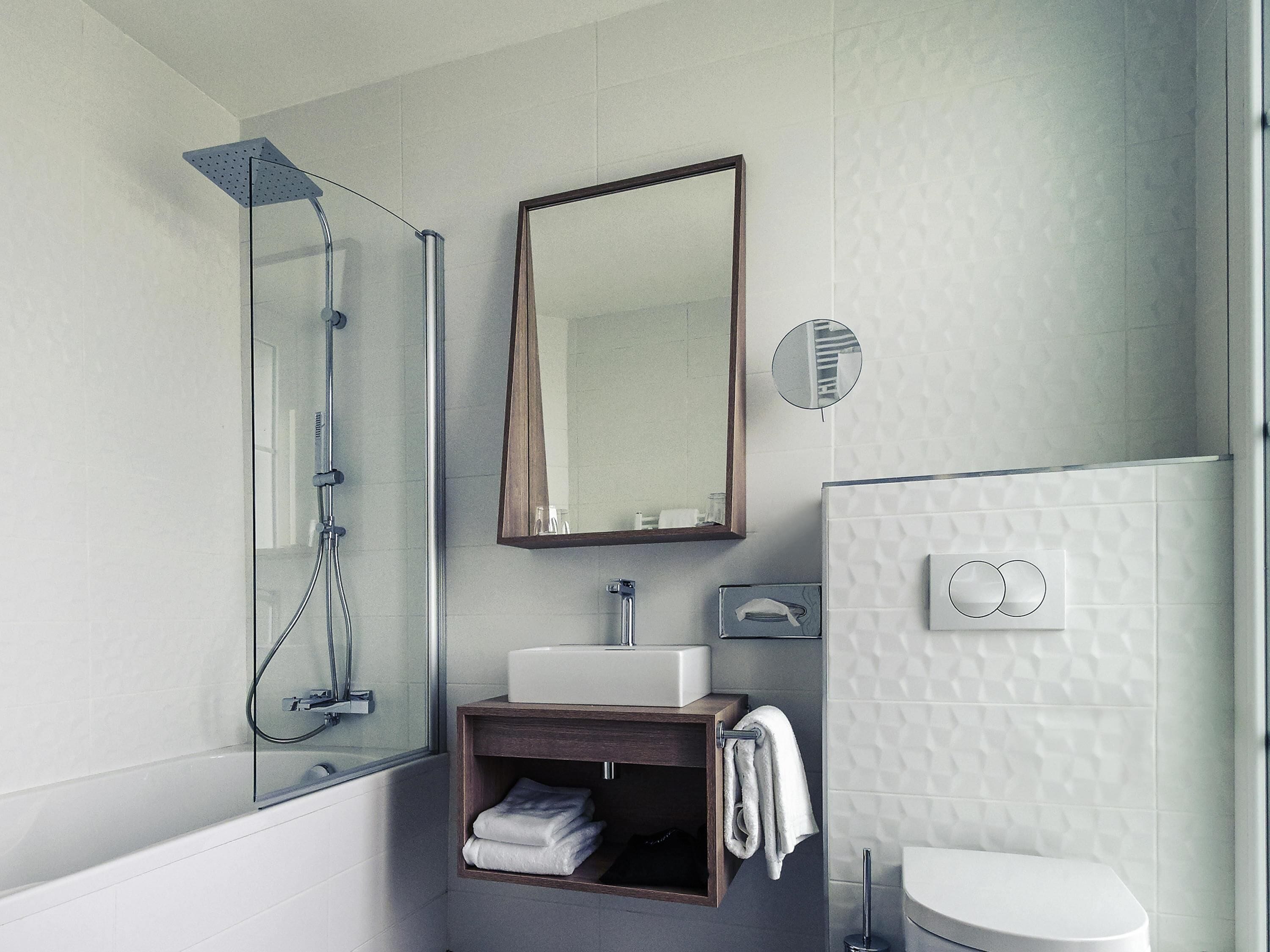 Privilege, Chambre, 1 lit double | Minibar, coffres-forts dans les chambres, bureau, chambres insonorisées