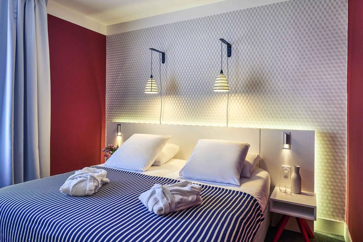 Habitación superior, 1 cama doble | Minibar, caja fuerte, escritorio y sistema de insonorización