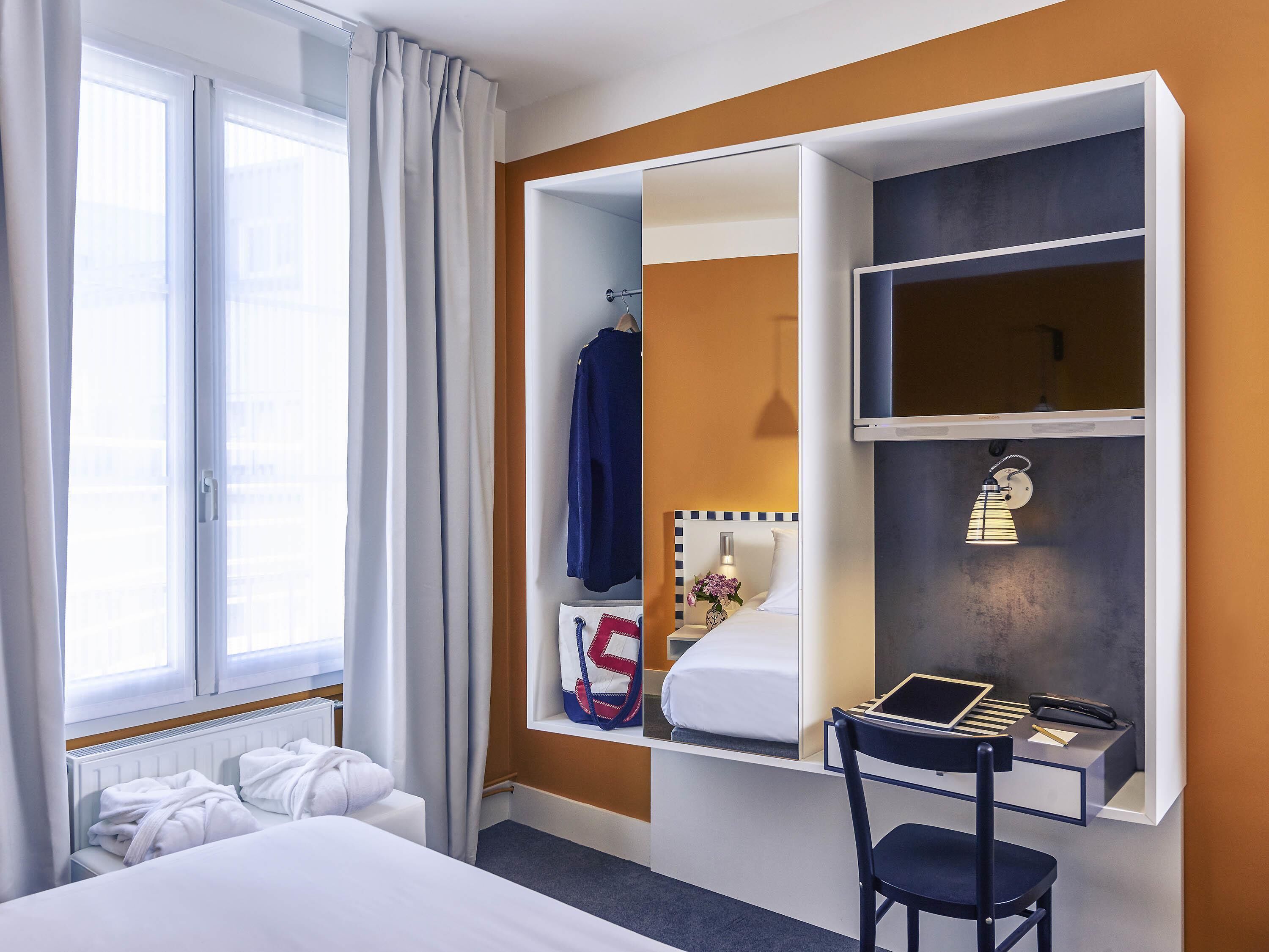 Chambre classique, 1 grand lit | Minibar, coffre-fort, bureau, système d’insonorisation
