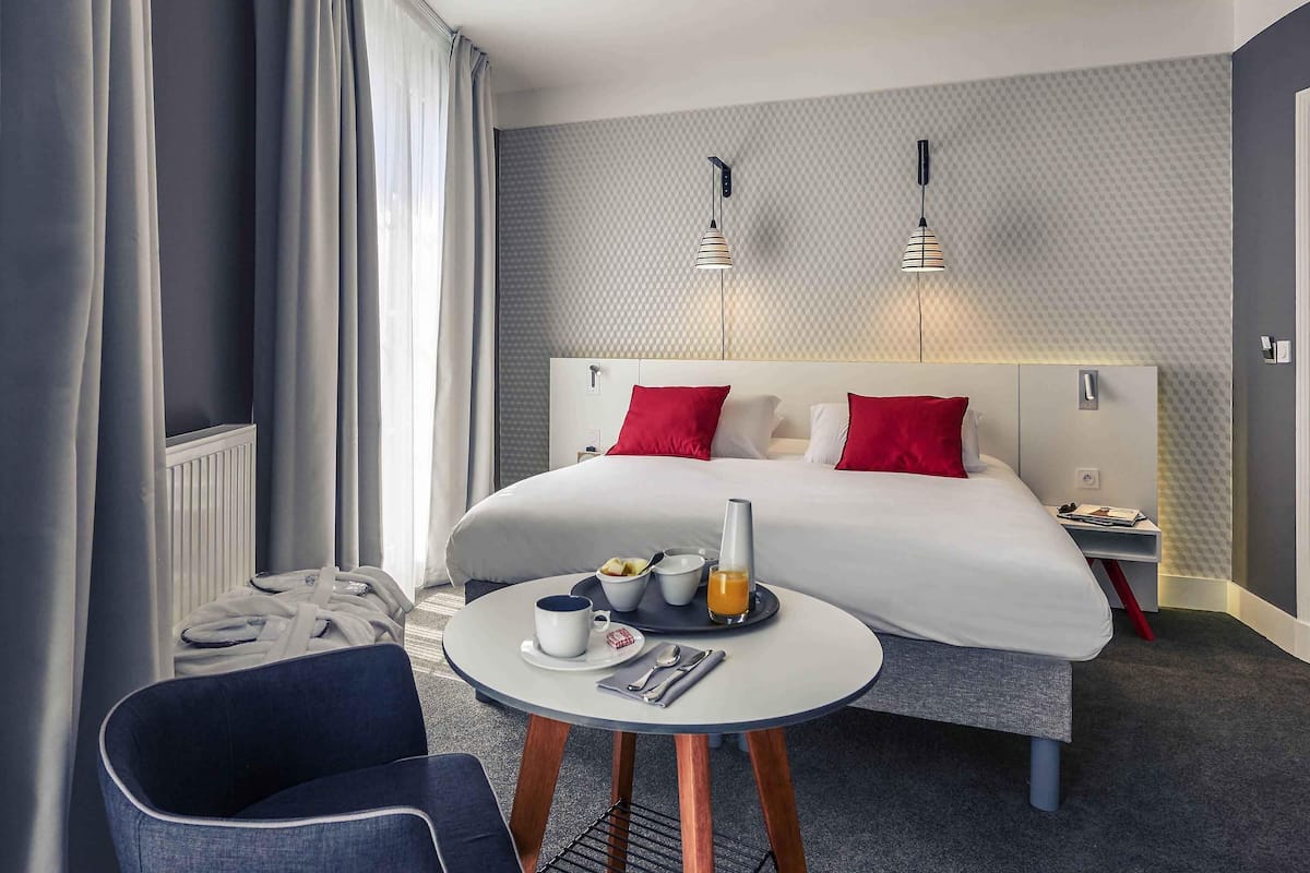 Privilege, Chambre, 1 lit double | Minibar, coffre-fort, bureau, systĂšme dâinsonorisation