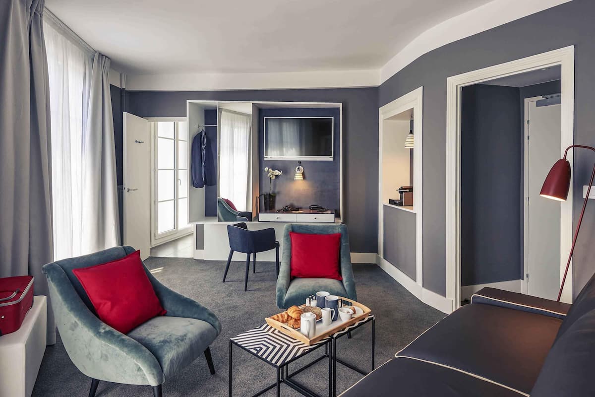 Suite, 1 cama matrimonial y sofá cama | Minibar, caja de seguridad en la habitación y escritorio