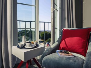 Suite, 1 cama doble con sofá cama | Minibar, caja fuerte, escritorio y sistema de insonorización