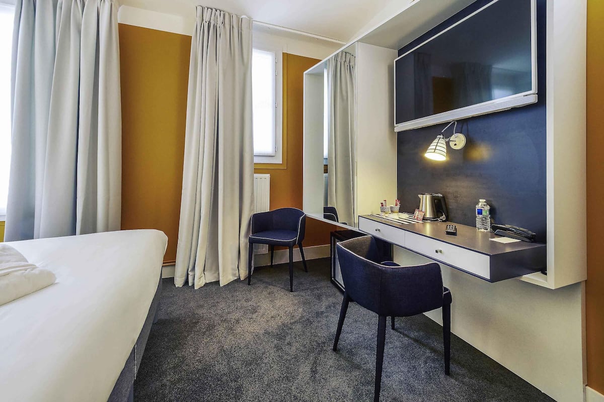 Habitación superior, 1 cama matrimonial | Minibar, caja de seguridad en la habitación y escritorio