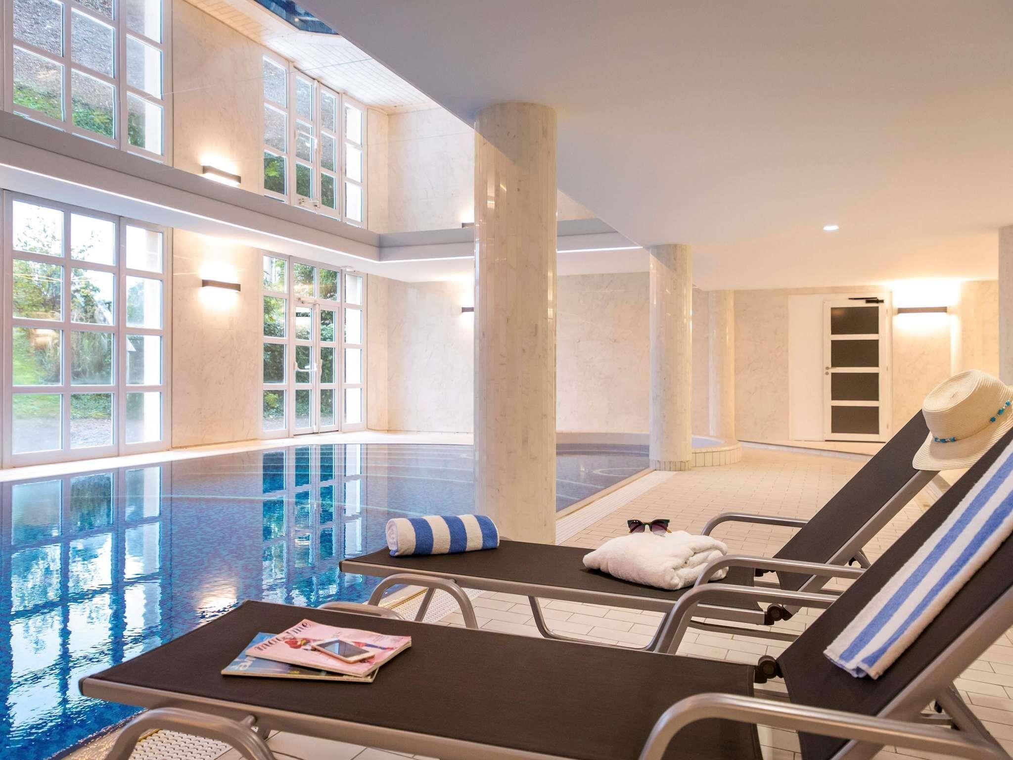 Indoor pool, seasonal outdoor pool, sun loungers