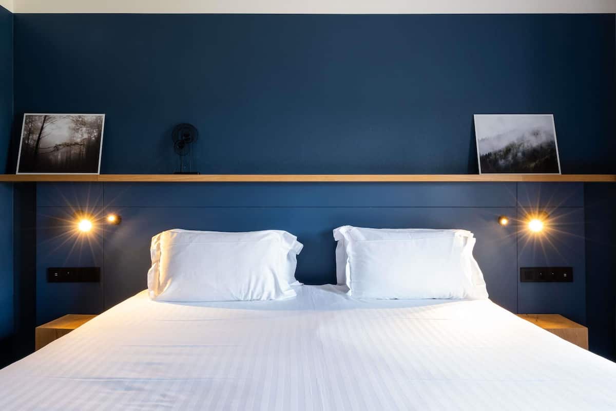 Classic Room, 1 Double Bed | Premium bedding, in-room safe, desk, laptop workspace