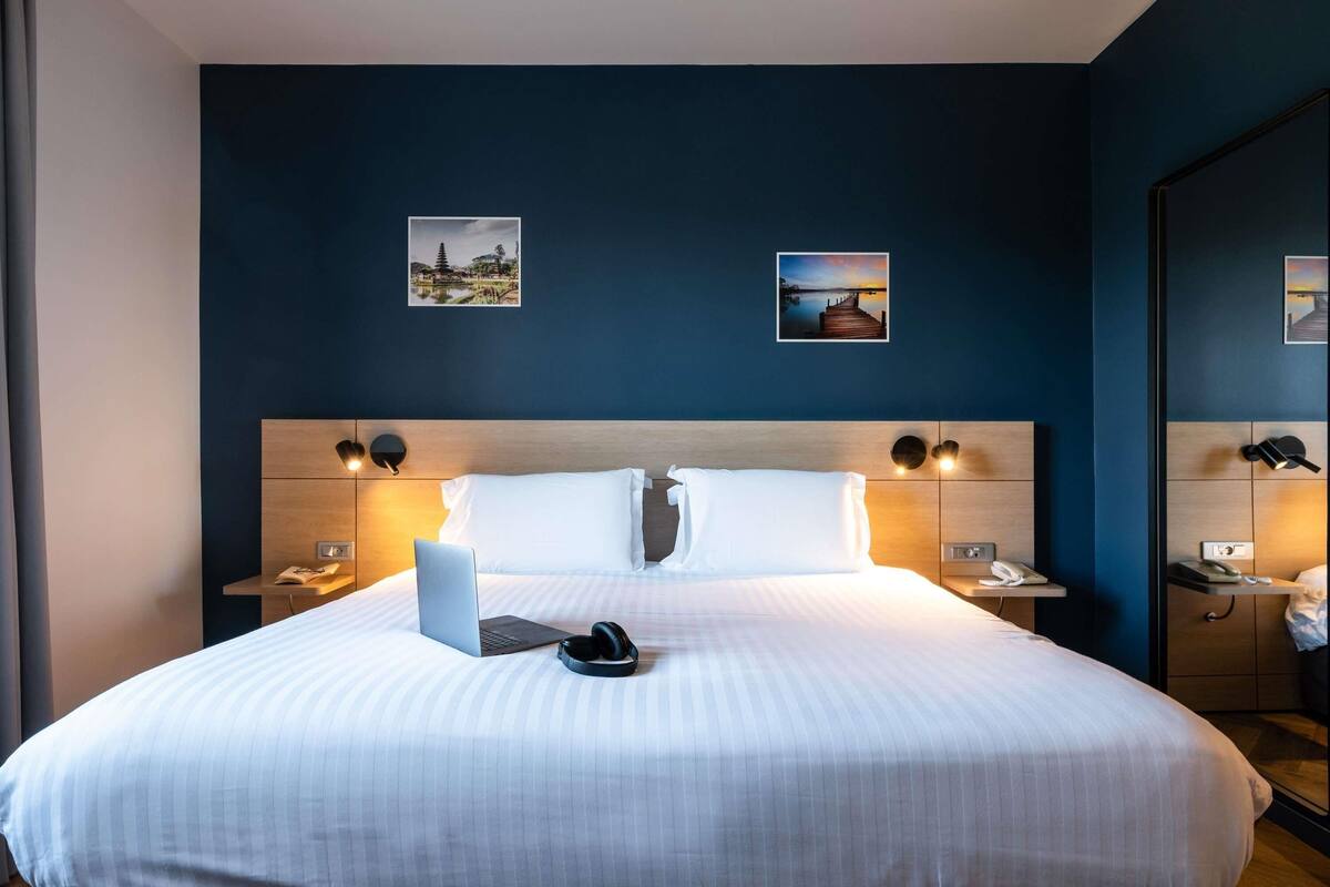 Premium bedding, in-room safe, desk, laptop workspace