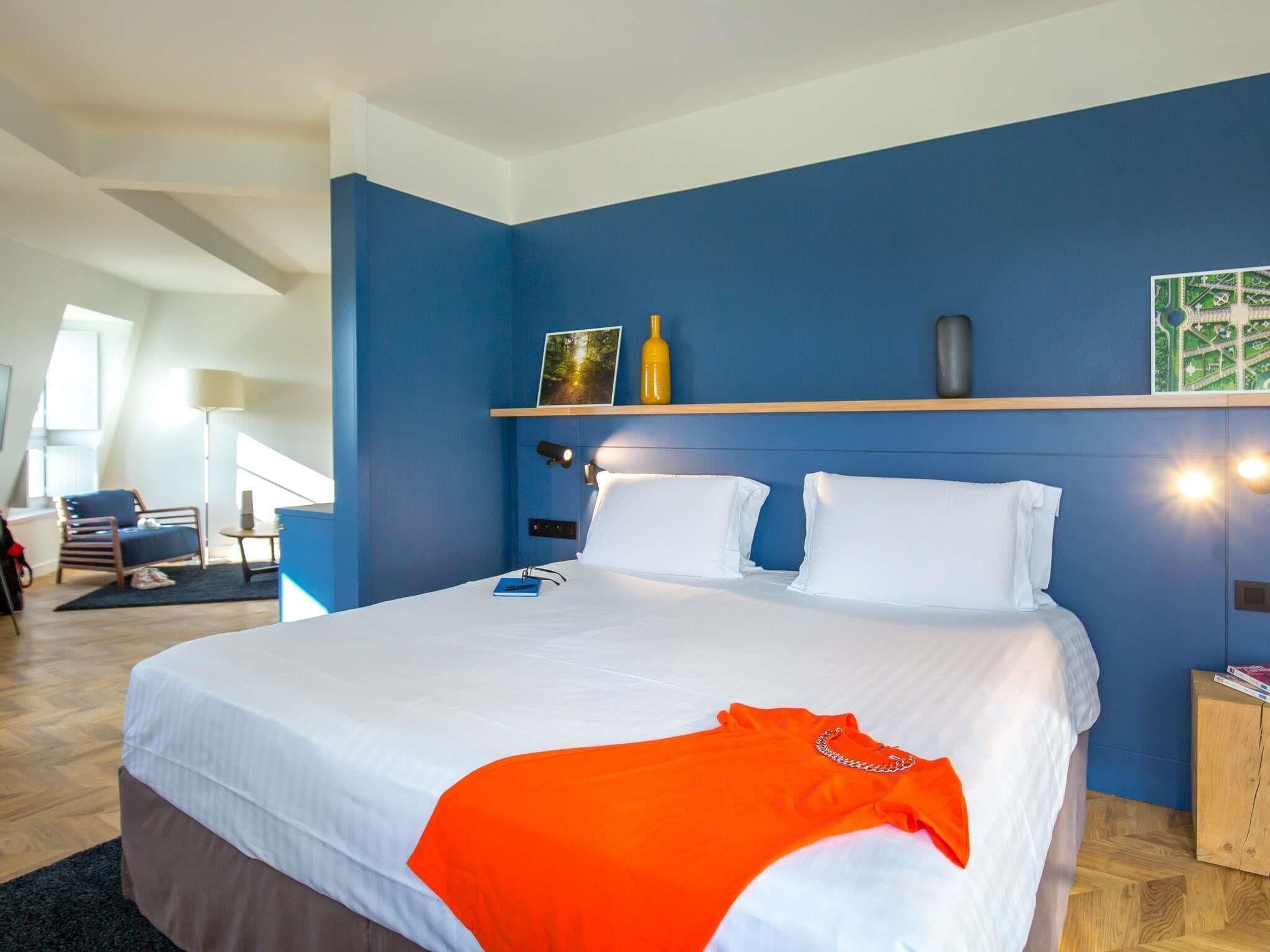 Suite, 1 King Bed with Sofa bed