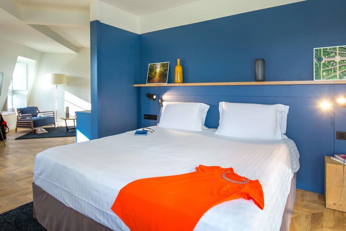 Suite, 1 King Bed with Sofa bed