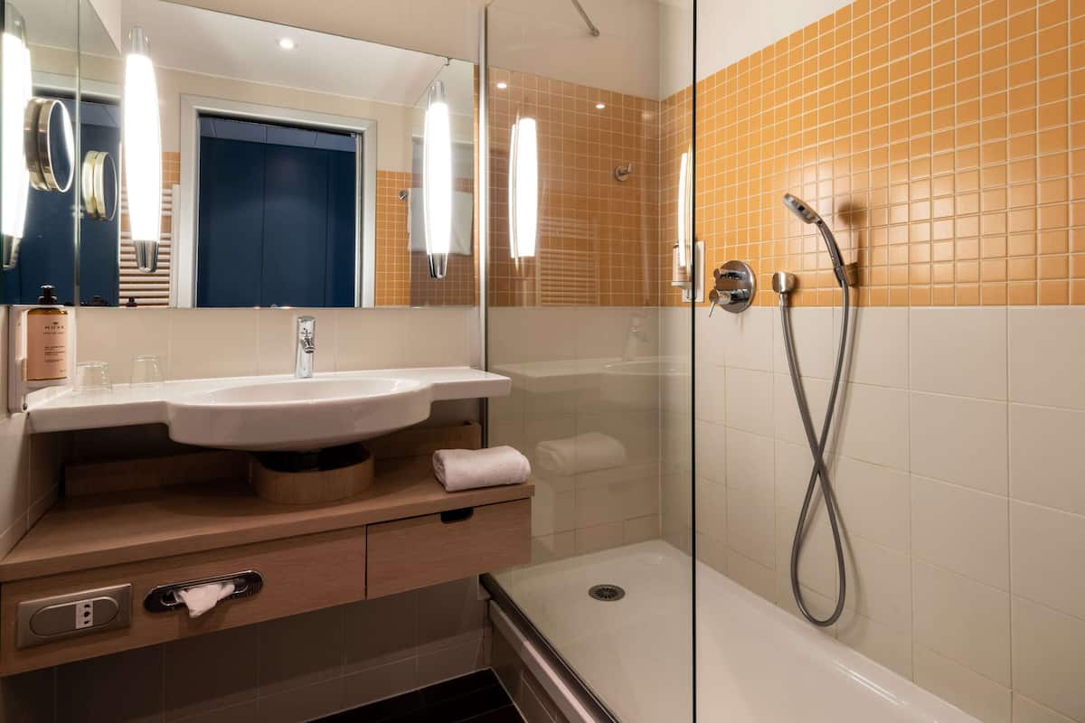 Amenidades de baño de diseñador, secadora de cabello, batas, toallas
