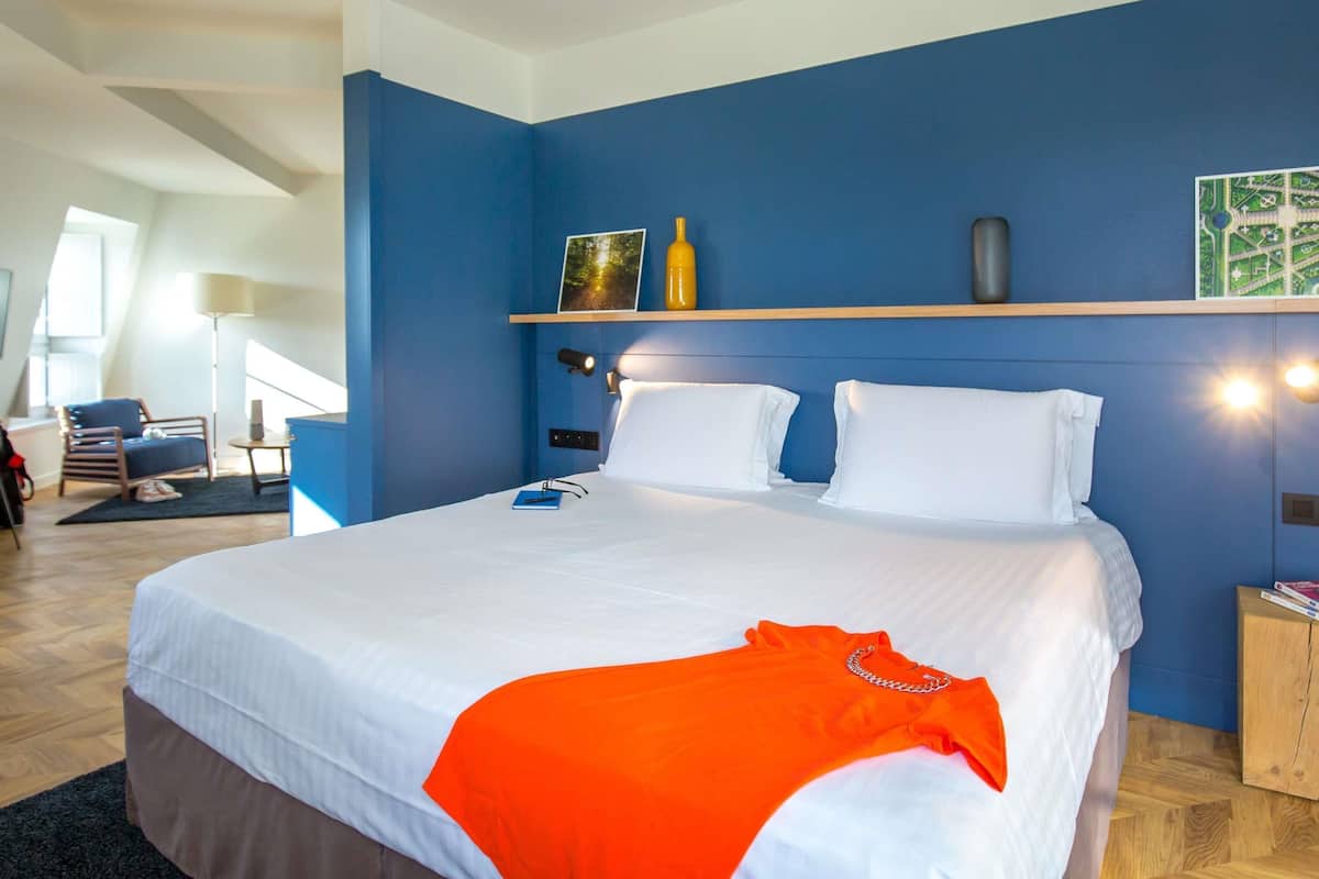 Suite, 1 cama King size y sofá cama | Ropa de cama de alta calidad y caja de seguridad en la habitación