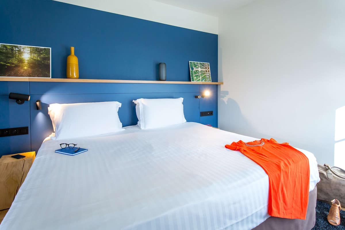 Roupas de cama premium, cofres nos quartos, escrivaninha