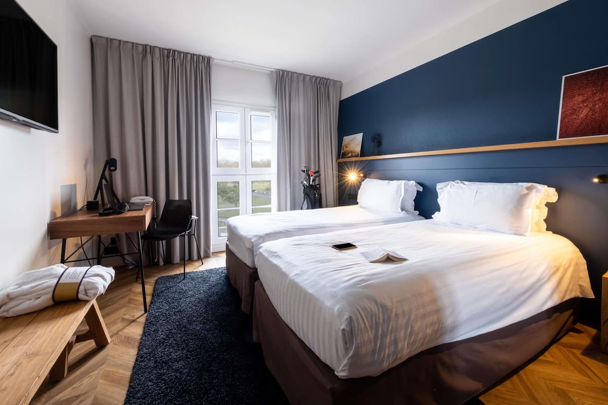 Literie de qualité supérieure, coffres-forts dans les chambres, bureau