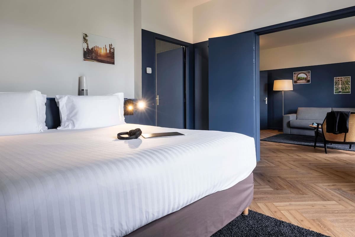 Junior Suite, 1 Katil Raja (King) dengan Katil Sofa | Peralatan tempat tidur premium, peti besi dalam bilik, meja