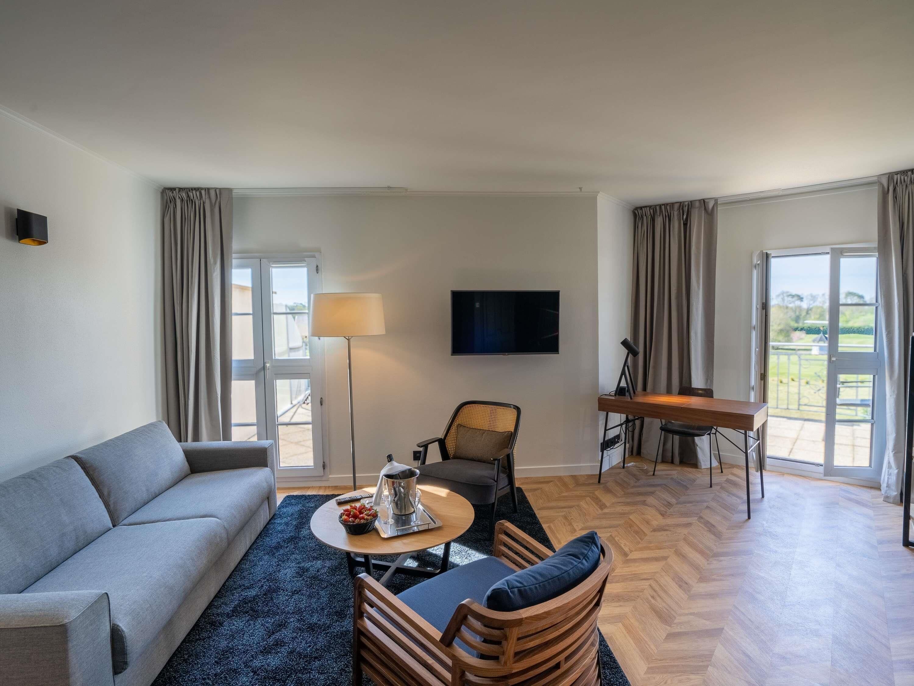 Premium bedding, in-room safe, desk, laptop workspace