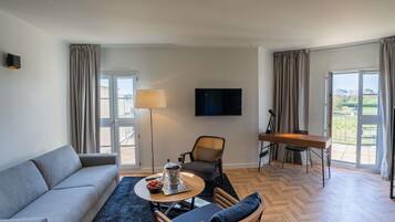 Premium bedding, in-room safe, desk, laptop workspace