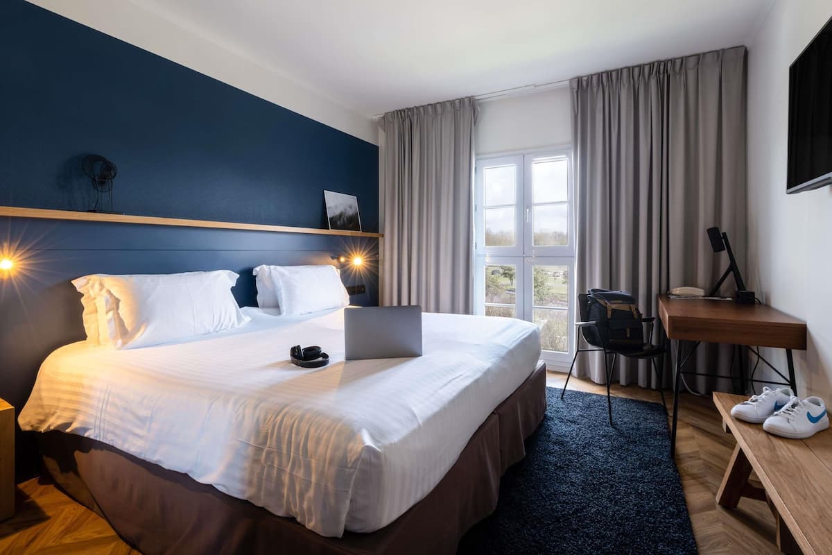 Premium bedding, in-room safe, desk, laptop workspace