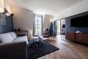 Executive Room, 1 Double Bed | Premium bedding, in-room safe, desk, laptop workspace
