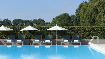 Una piscina techada, una piscina al aire libre de temporada