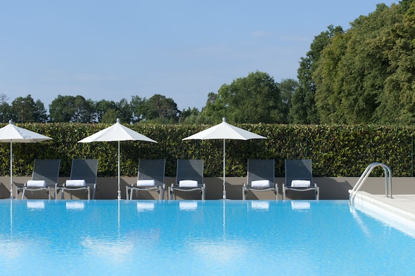 Piscine intérieure, piscine extérieure en saison, chaises longues