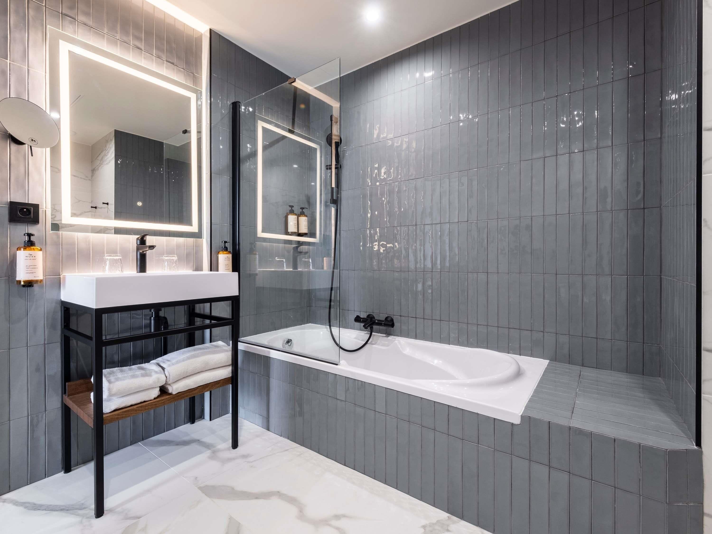 Privilege, Room, 1 Double Bed | Premium bedding, in-room safe, desk, laptop workspace
