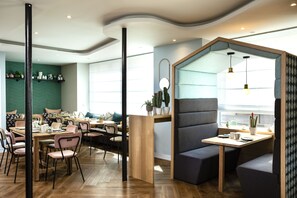 Petit déjeuner continental (18 EUR par personne)
