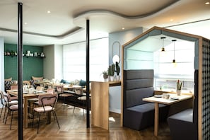 Petit déjeuner continental (18 EUR par personne)