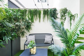 高级房, 露台 | 高档床上用品、Select Comfort 床、客房内保险箱、办公桌