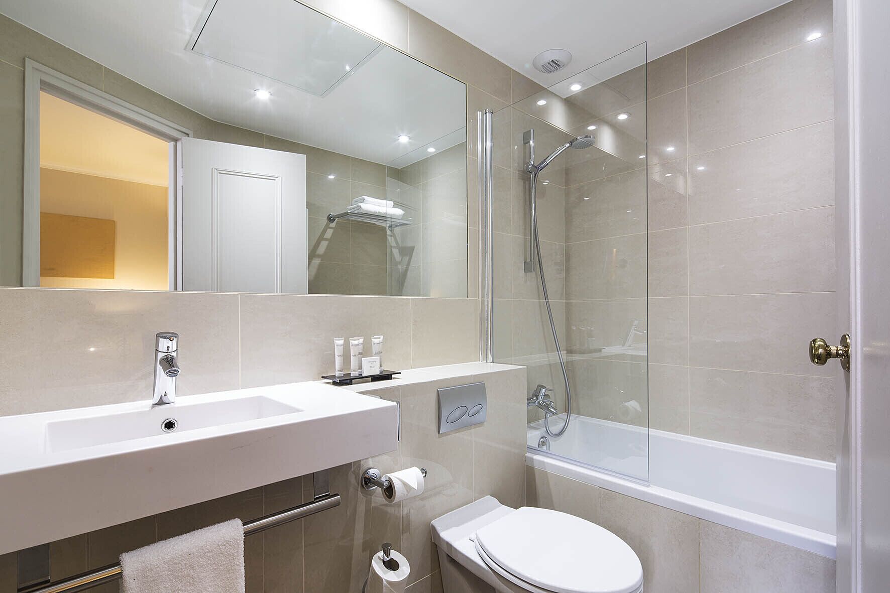 junior suite | bathroom | shower, free toiletries, hair dryer, towels