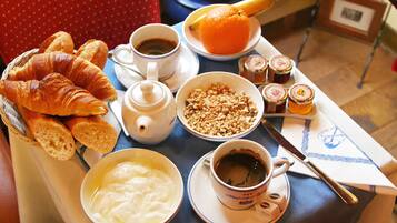 TĂ€gliches FrĂŒhstĂŒcksbuffet (15 EUR pro Person)