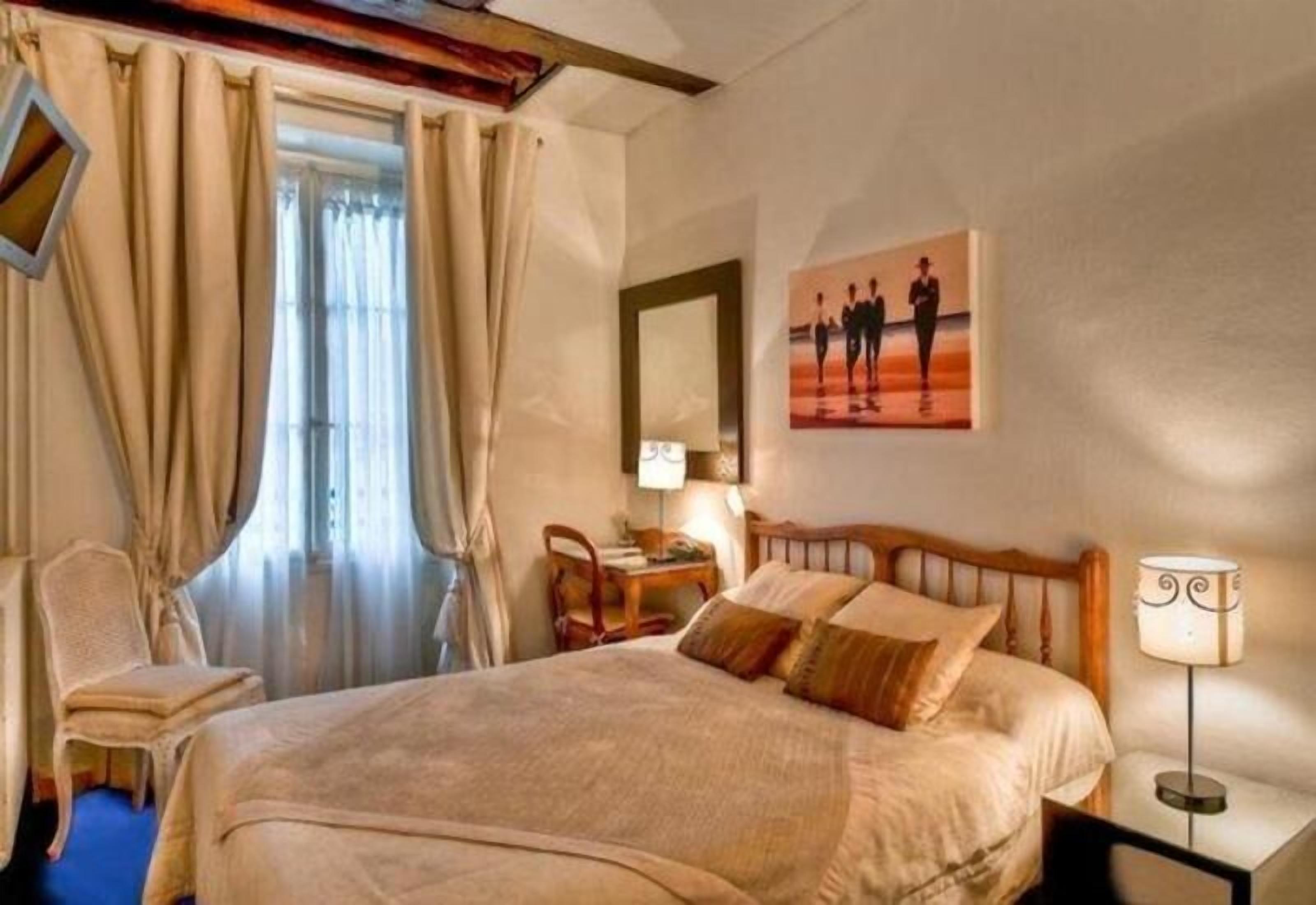 أغطية فراش متميزة وميني بار وخزنة داخل الغرفة وبديكورات فريدة لكل غرفة