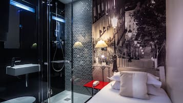 Eenpersoonskamer | Luxe beddengoed, een minibar, een kluis op de kamer