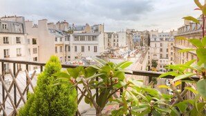 Un paisaje urbano con varios edificios, una escalera y una vista del cielo.
