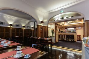 Petit déjeuner buffet (12 EUR par personne)