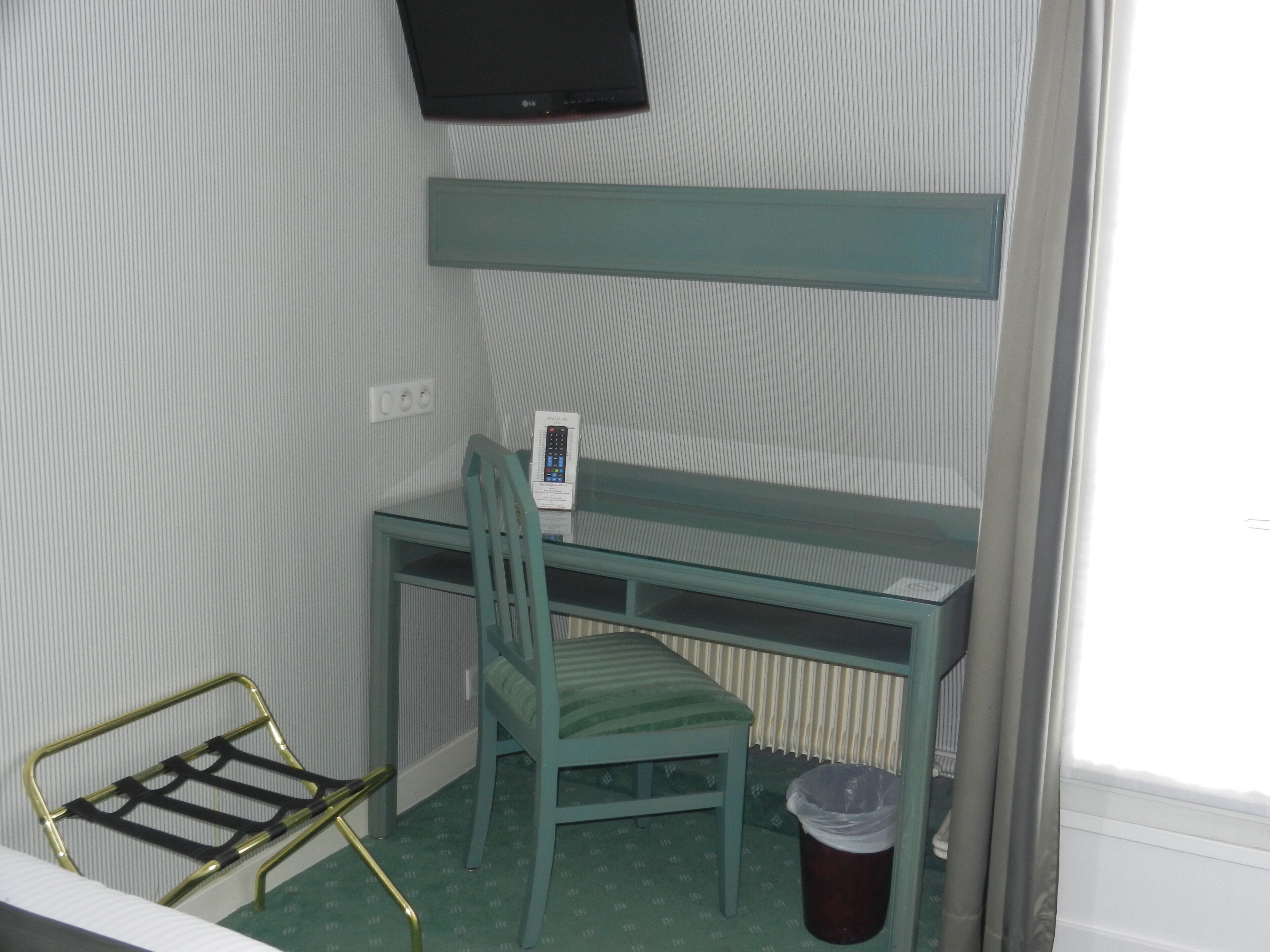 single room | in-room safe, desk, laptop workspace, soundproofing