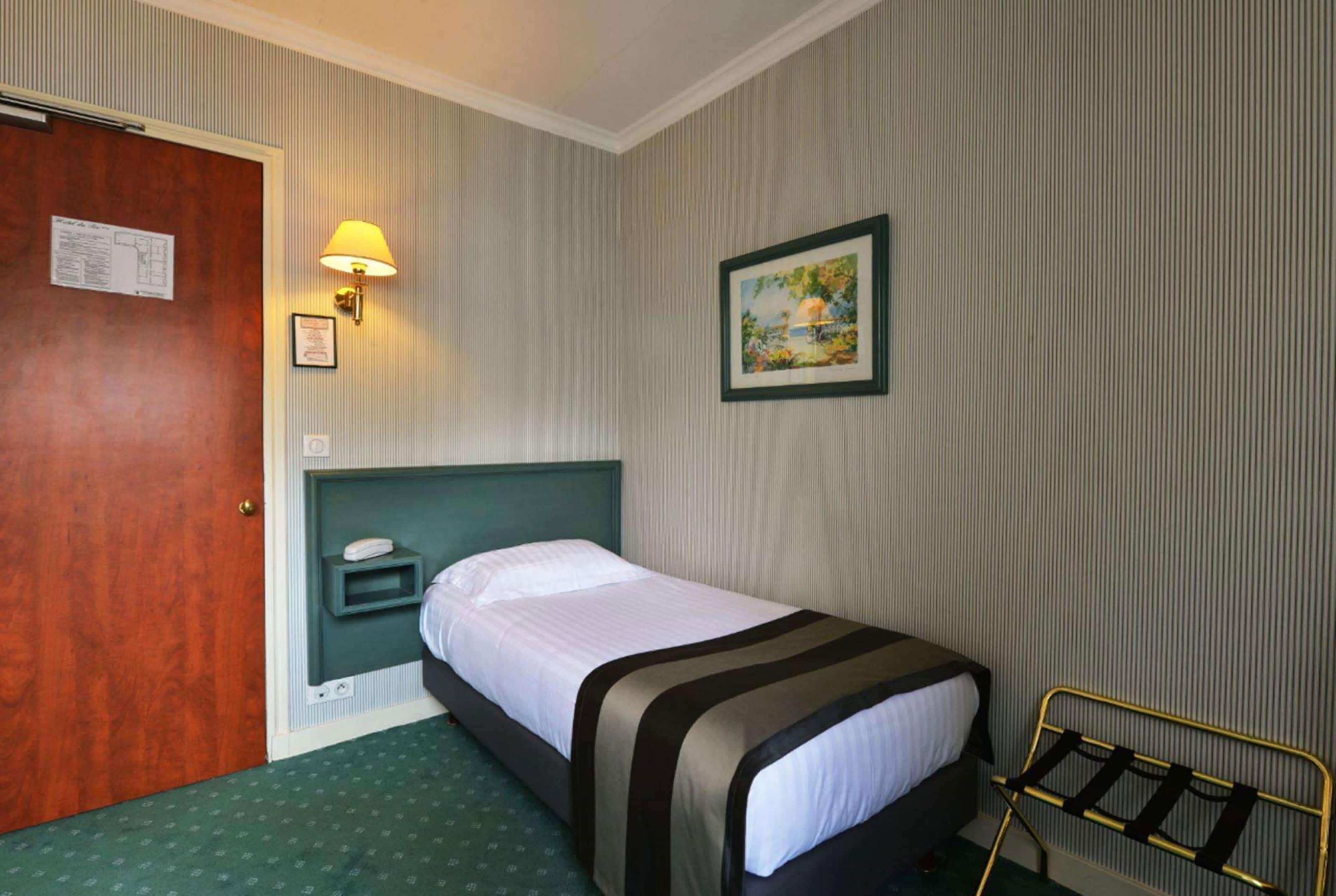 single room | in-room safe, desk, laptop workspace, soundproofing