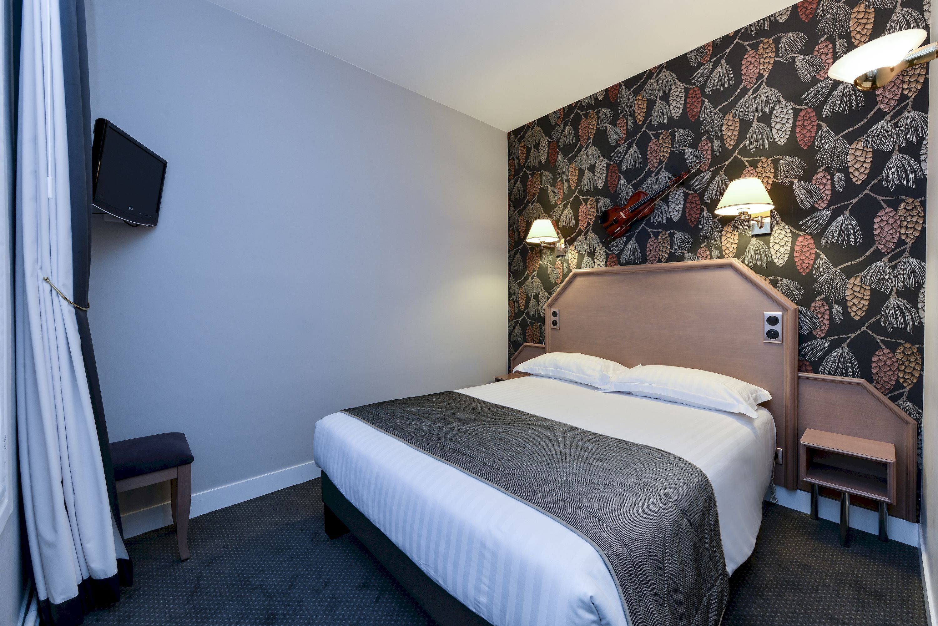 in-room safe, desk, laptop workspace, soundproofing