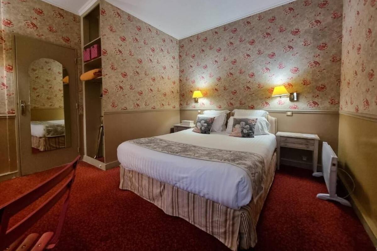 Suite | Premium bedding, minibar, desk