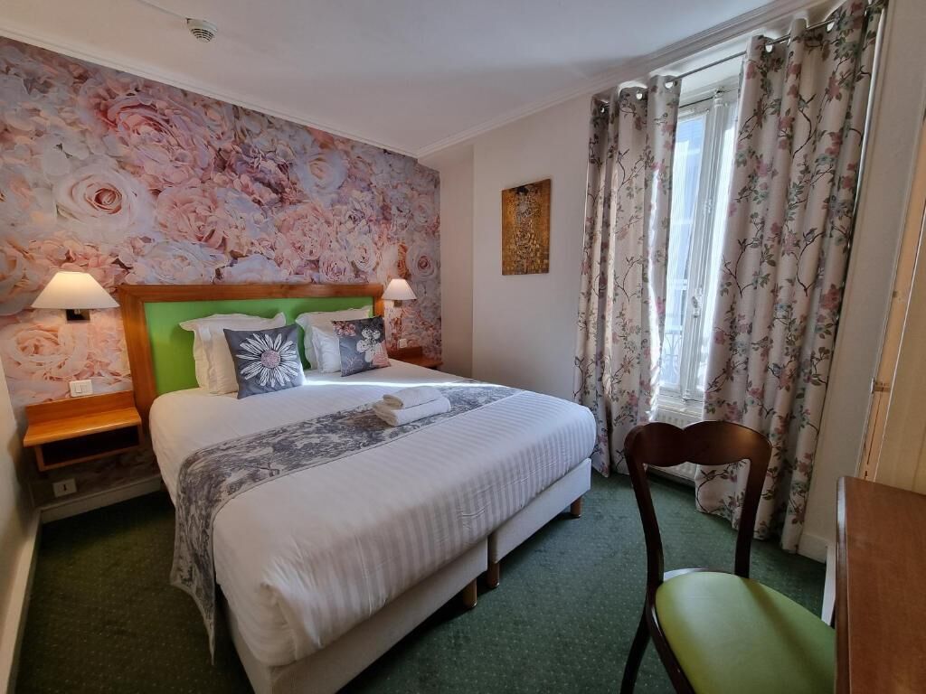 Kahden hengen standard-huone | Ylelliset vuodevaatteet, minibaari, työpöytä