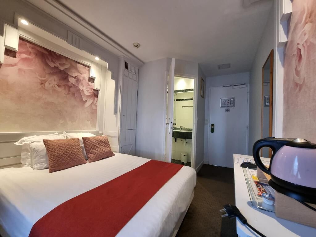 Kahden hengen economy-huone | Ylelliset vuodevaatteet, minibaari, työpöytä