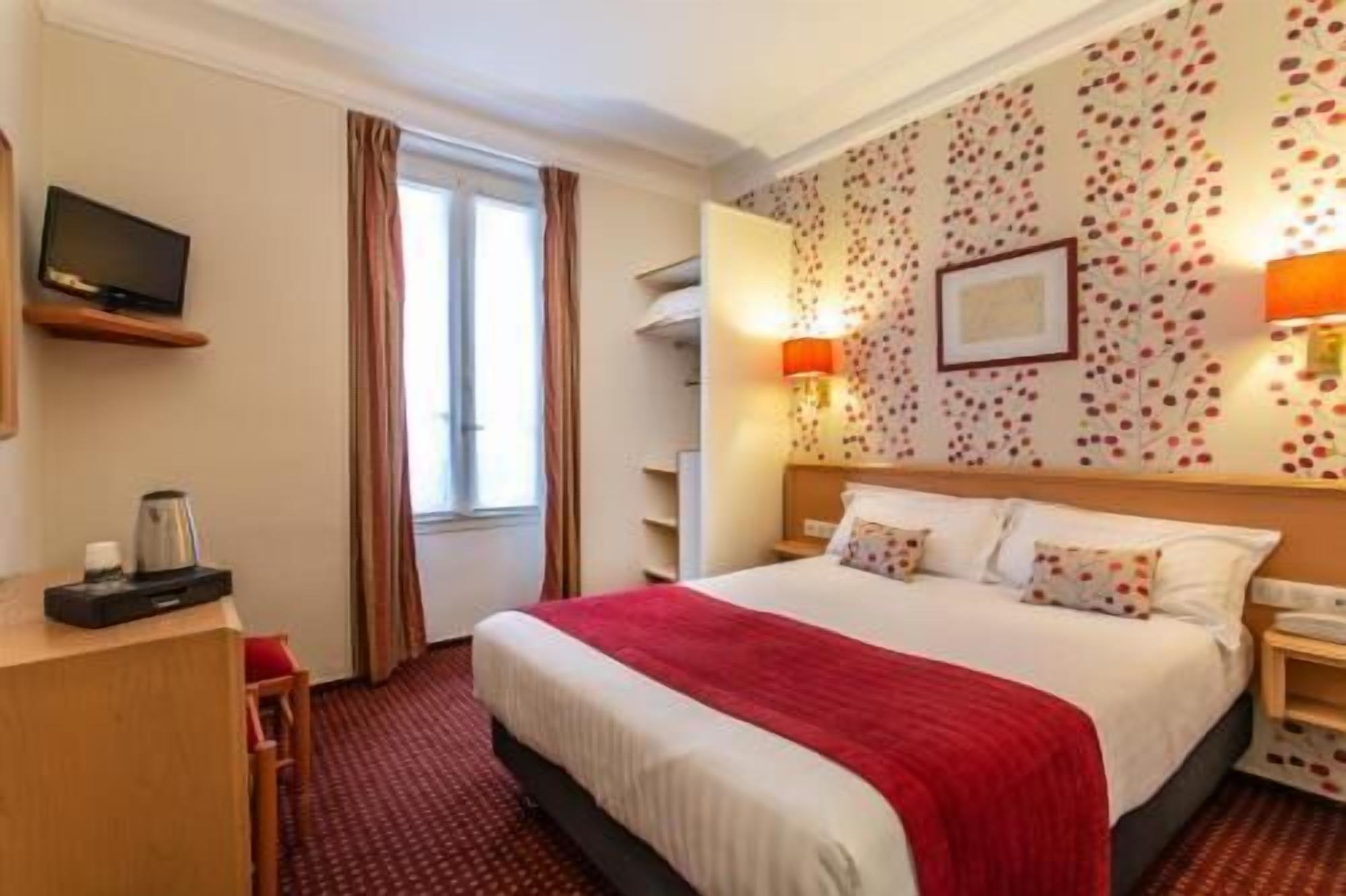 Värdeförvaringsskåp på rummet, skrivbord och strykjärn/strykbräda