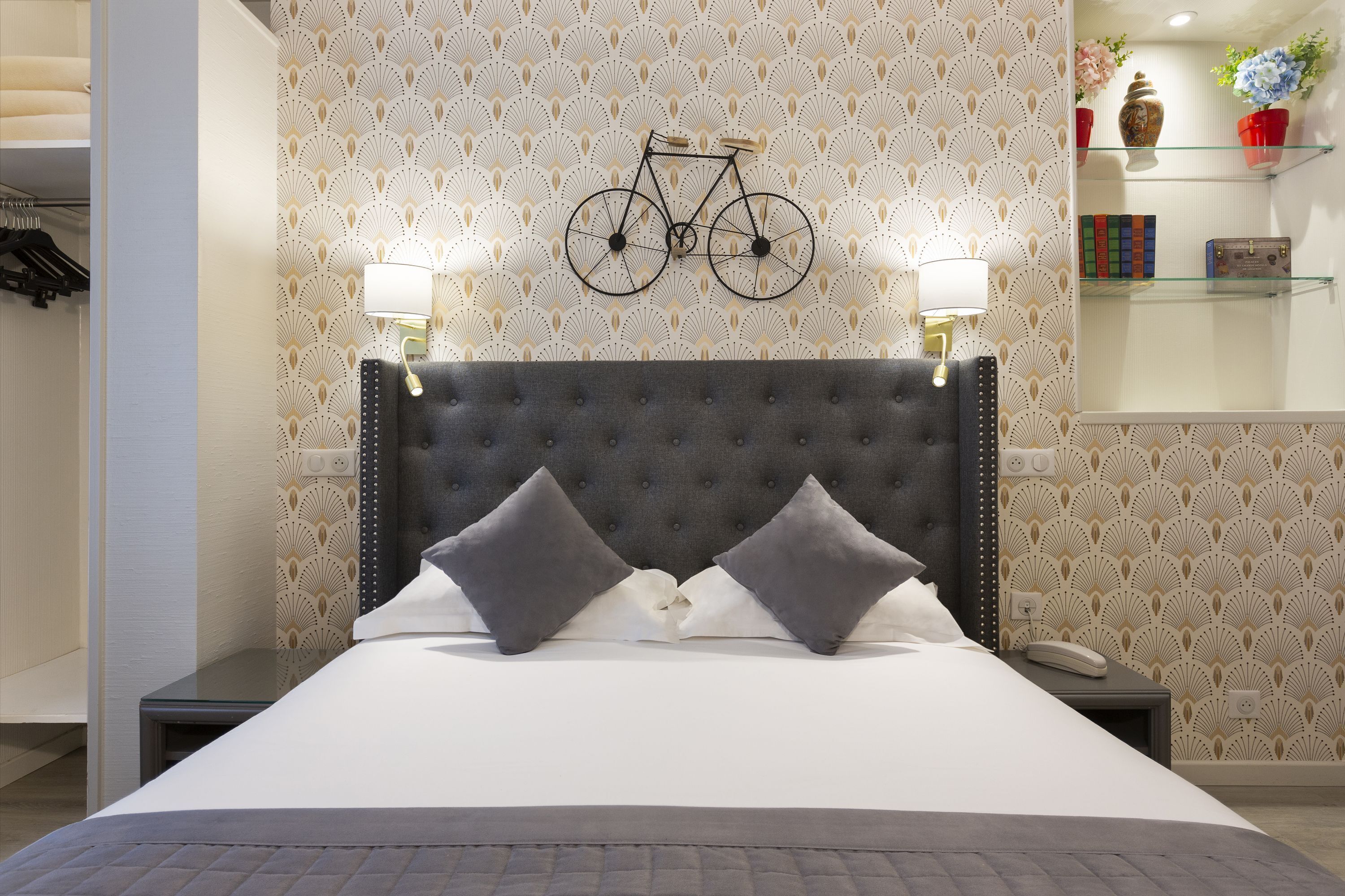 double room, non smoking, private bathroom | in-room safe, desk, iron/ironing board, free wifi