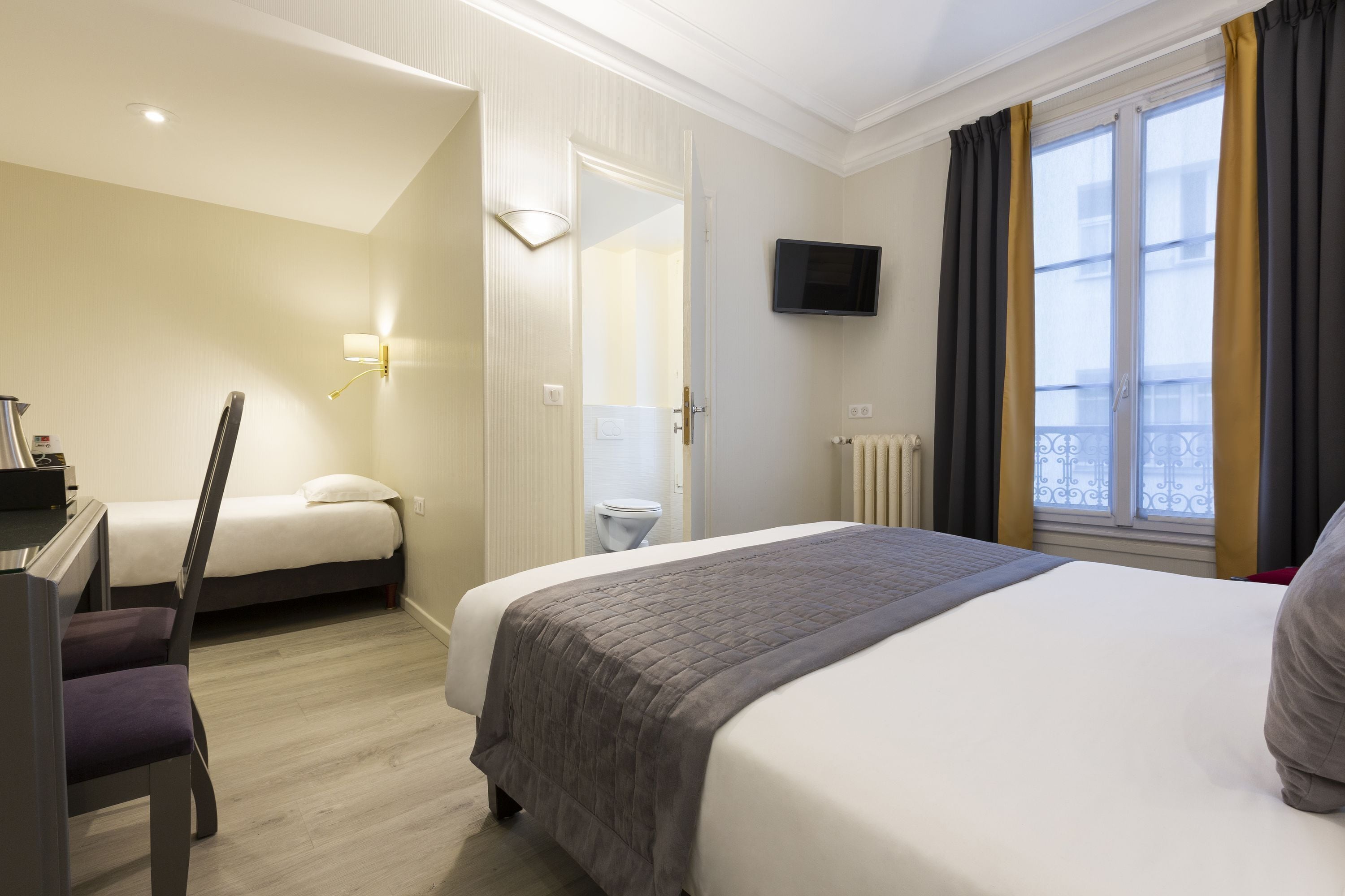 triple room, non smoking, private bathroom | in-room safe, desk, iron/ironing board, free wifi