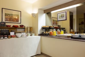 Café da manhã com buffet todos os dias mediante uma taxa