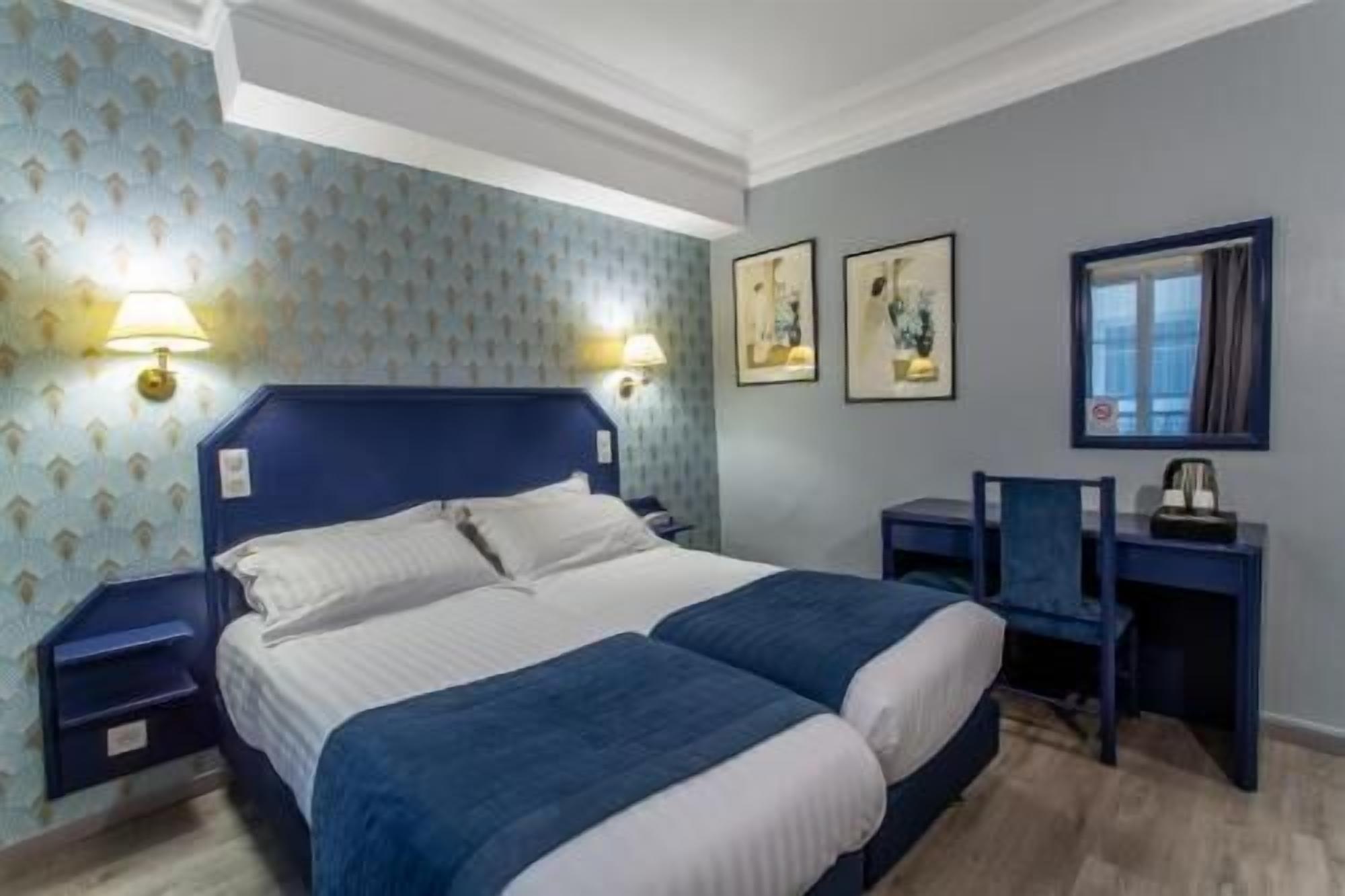 Värdeförvaringsskåp på rummet, skrivbord och strykjärn/strykbräda