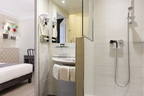 1 habitación, caja de seguridad en la habitación y escritorio 