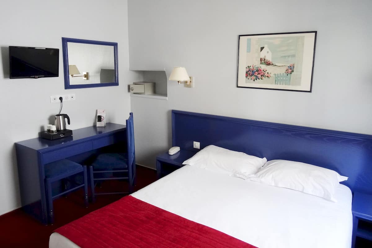 Double Room, Non Smoking, Private Bathroom | In-room safe, desk, iron/ironing board, free WiFi