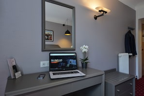 Centre d’affaires dans la chambre